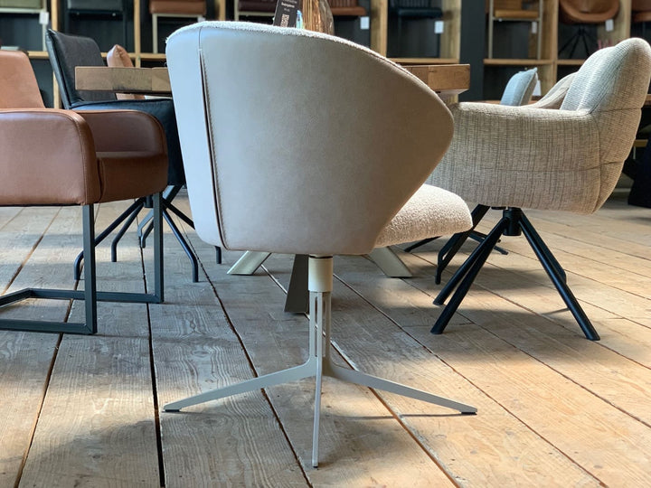 Esszimmer Drehstuhl mit Bouclé-Stoff und Lederkombination in heller Farbe, elegante Rückenansicht mit drehbarem Metallgestell im modernen Essbereich