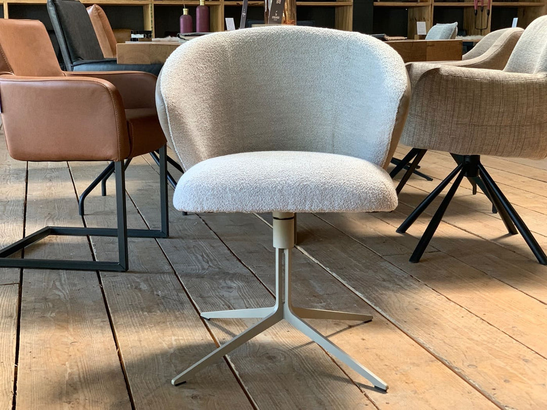Esszimmer Drehstuhl mit Bouclé-Stoff und Lederkombination in hellem Design, gepolsterte Sitzschale mit drehbarem Metallgestell im modernen Essbereich
