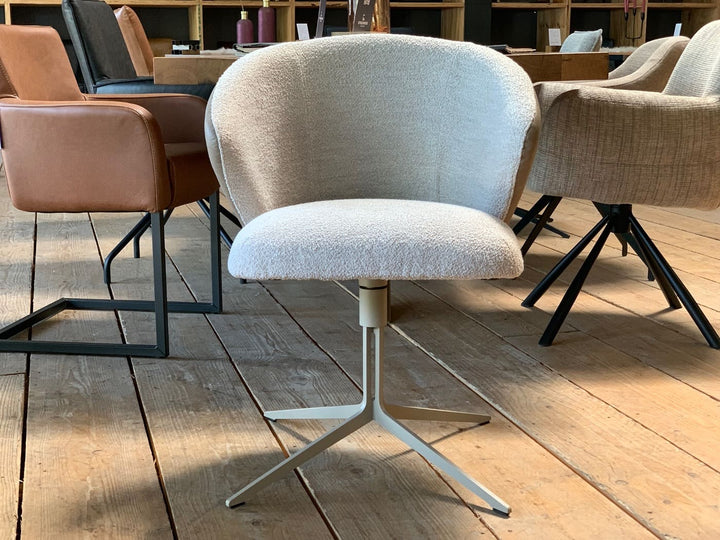 Esszimmer Drehstuhl mit Bouclé-Stoff und Lederkombination in hellem Design, gepolsterte Sitzschale mit drehbarem Metallgestell im modernen Essbereich