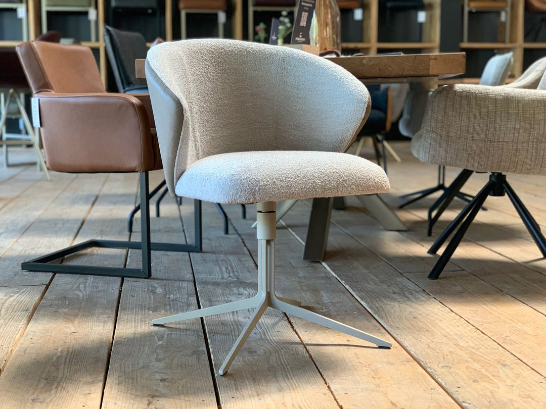 Esszimmer Drehstuhl mit hellem Bouclé-Stoff und Lederkombination, weich gepolsterte Sitzschale und drehbares Metallgestell in modernem Essbereich