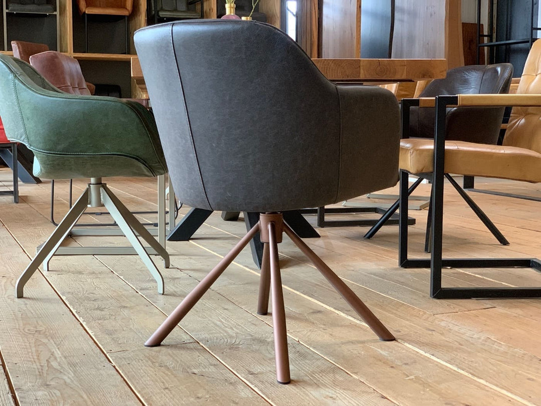 Esszimmer Drehstuhl Leder 197DS – Ansicht des Stuhlrückens mit geschlossener, elegant geschwungener Rückenlehne und hochwertigem Echtlederbezug; die klare Nahtführung und das stabile Metall-Sterngestell betonen das moderne, hochwertige Design.