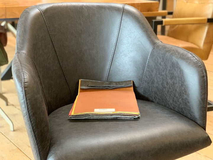 Esszimmer Drehstuhl Leder 197DS – Detailaufnahme der Sitzschale mit hochwertigem Echtlederbezug, weich gepolsterter Oberfläche und präzise verarbeiteten Nähten; die geschwungene Formgebung und die angenehme Haptik betonen den hohen Sitzkomfort und die exklusive Verarbeitung.