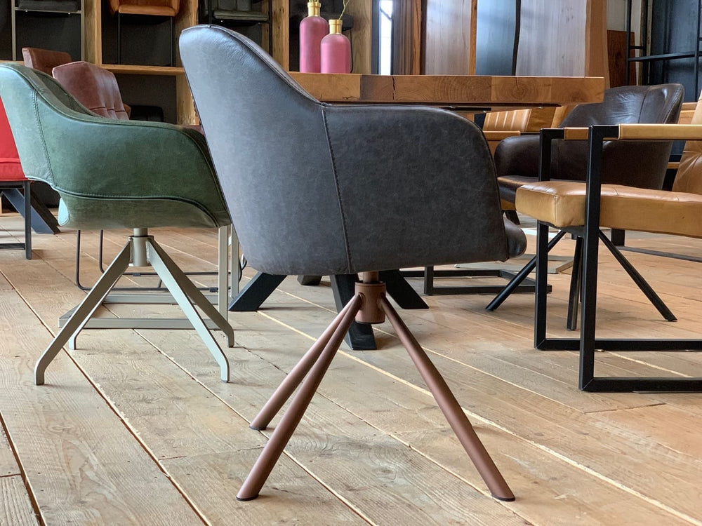 Esszimmer Drehstuhl Leder 197DS – Seitenansicht mit weich geschwungener Rückenlehne und komfortabel gepolsterter Sitzschale, bezogen mit hochwertigem schwarzem Echtleder; das markante Metall-Sterngestell in brauner Ausführung unterstreicht das moderne, stilvolle Design im Essbereich.