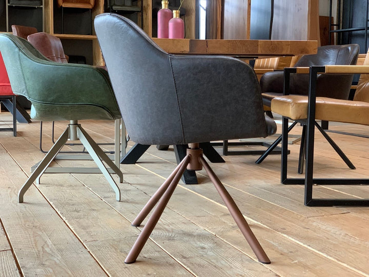 Esszimmer Drehstuhl Leder 197DS – Seitenansicht mit weich geschwungener Rückenlehne und komfortabel gepolsterter Sitzschale, bezogen mit hochwertigem schwarzem Echtleder; das markante Metall-Sterngestell in brauner Ausführung unterstreicht das moderne, stilvolle Design im Essbereich.