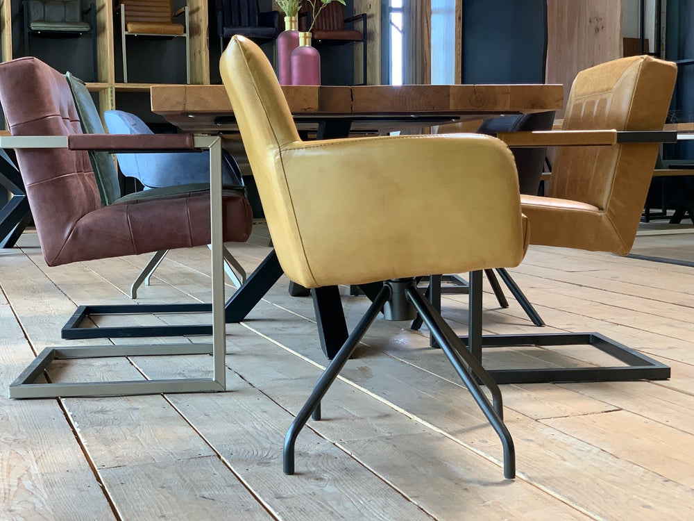Seitenansicht Esszimmer Drehstuhl Leder
