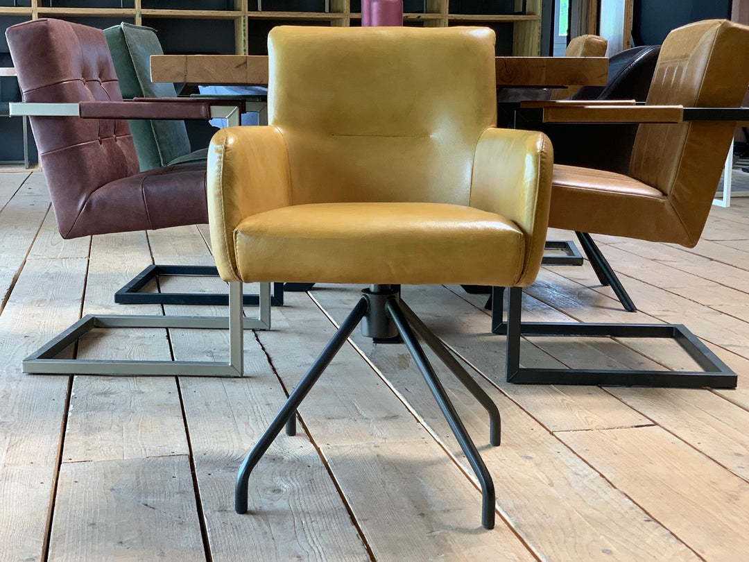 Vorderansicht Esszimmer Drehstuhl Leder