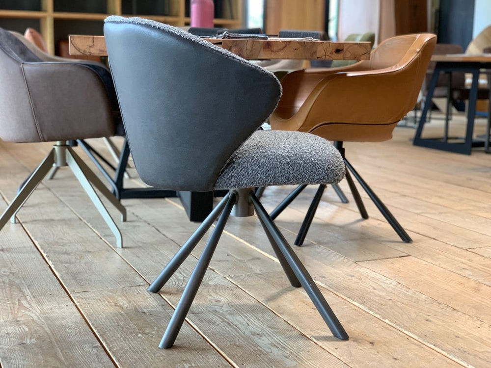 Esszimmer Drehstuhl mit Kombination aus grauem Stoffsitz und Leder-Rückenlehne, moderne Form mit schwarzem Metall-Drehgestell in stilvollem Essbereich