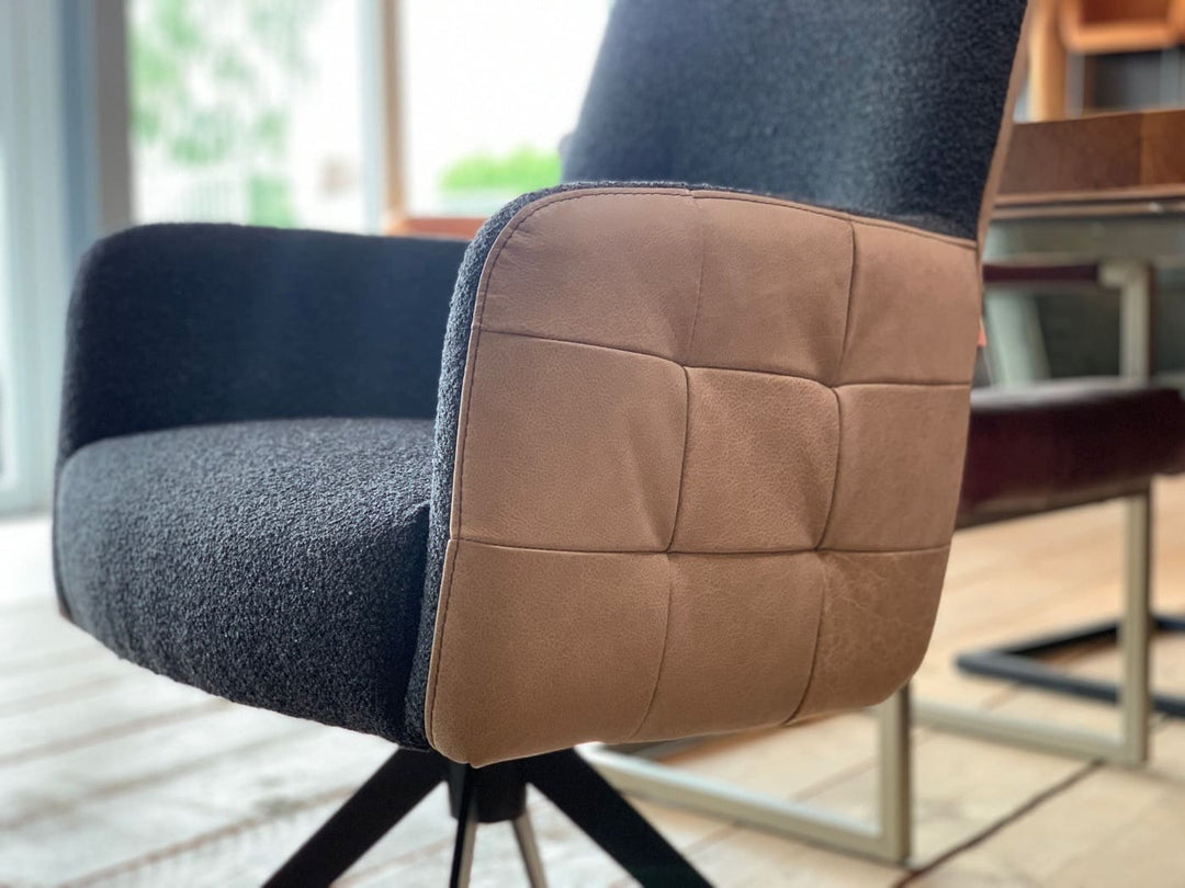 Esszimmer Drehstuhl Leder Stoff: Detailaufnahme der gepolsterten Sitzschale mit strukturiertem Stoff innen und hochwertigem Leder außen, kombiniert auf einem modernen Drehgestell für das Esszimmer.