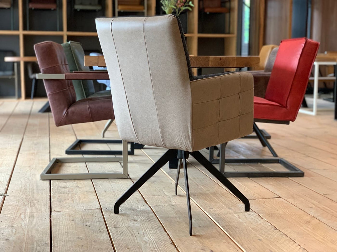 Esszimmer Drehstuhl Leder Stoff: Rückansicht eines eleganten Drehstuhls mit glatter Leder-Rückenlehne und gepolstertem Sitz aus Stoff, auf schwarzem Metall-Drehgestell, kombiniert mit modernen Esszimmerstühlen an einem Holztisch.
