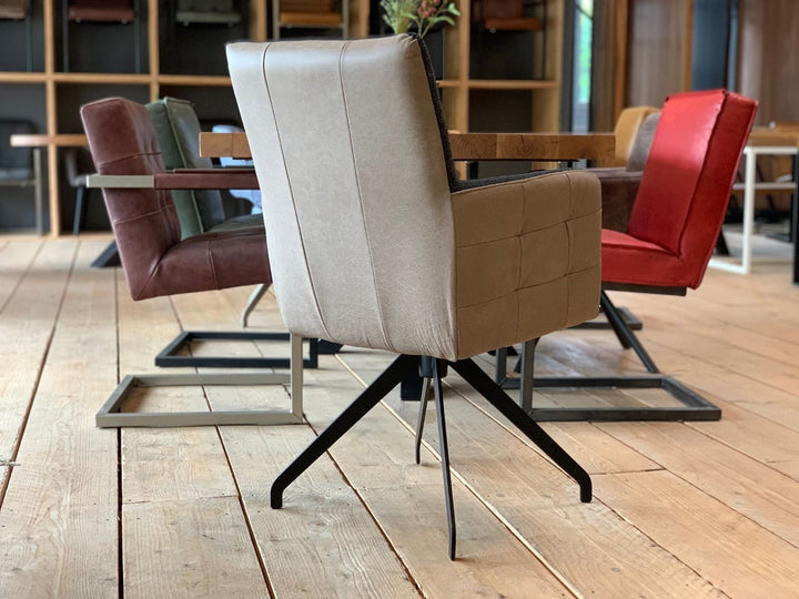 Esszimmer Drehstuhl Leder Stoff: Rückansicht eines eleganten Drehstuhls mit glatter Leder-Rückenlehne und gepolstertem Sitz aus Stoff, auf schwarzem Metall-Drehgestell, kombiniert mit modernen Esszimmerstühlen an einem Holztisch.