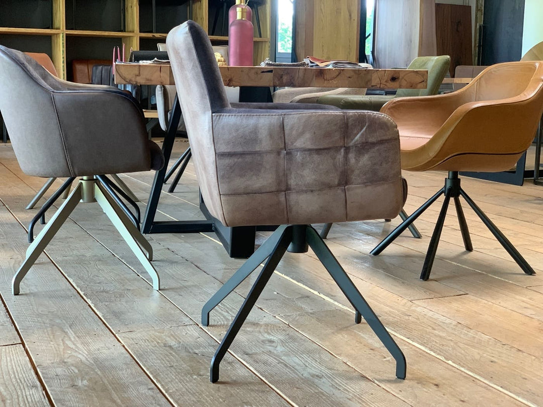 Esszimmer Drehstuhl Leder Stoff in Seitenansicht mit gesteppter Leder-Rückenlehne, gepolstertem Sitz und schwarzem Metall-Drehgestell im modernen Esszimmerdesign