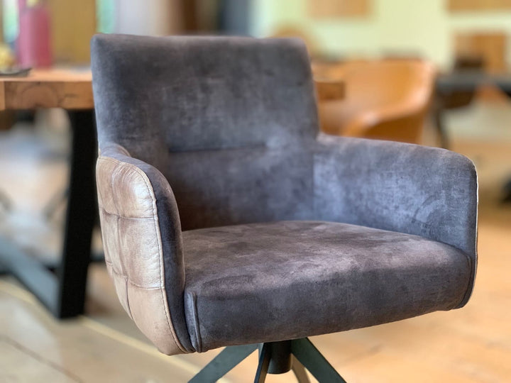 Detailaufnahme Esszimmer Drehstuhl Leder Stoff mit gepolsterter Sitzschale, Armlehnen und hochwertiger Materialkombination im modernen Design