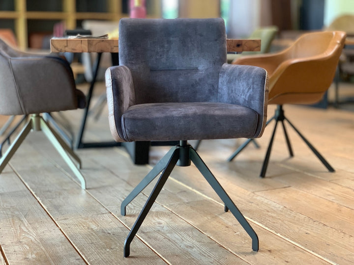 Esszimmer Drehstuhl Leder Stoff in Frontansicht mit gepolsterter Sitzfläche, Armlehnen und schwarzem Metall-Drehgestell im modernen Esszimmerdesign