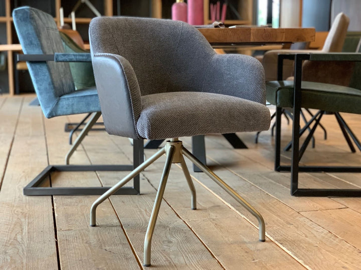 Esszimmer Drehstuhl Stoff Leder Kombination in moderner Optik mit grauem Stoffbezug, seitlichen Lederflächen und stabilem Metall-Drehgestell, stilvoll platziert an einem Esstisch in wohnlicher Umgebung