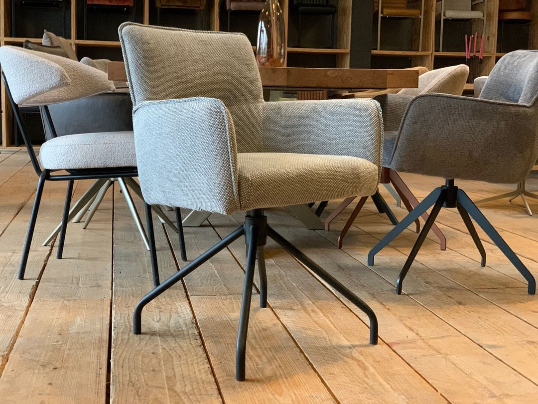 Esszimmer Drehstuhl Stoff mit Armlehnen und drehbarem Metallgestell, gepolsterter Sitz im modernen Essbereich