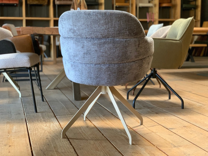 Esszimmer-Drehstuhl mit Stoffbezug in Rückansicht – weich gepolsterte, rund geformte Rückenlehne und elegantes Metallgestell in heller Ausführung für ein harmonisches und modernes Gesamtbild.