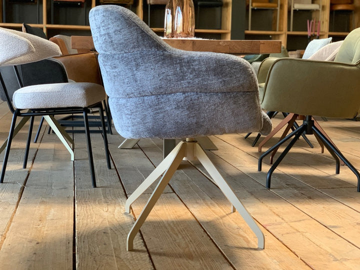 Esszimmer-Drehstuhl mit Stoffbezug in eleganter Seitenansicht – ergonomisch geschwungene Rückenlehne, komfortable Polsterung und modernes Metallgestell in heller Ausführung für stilvolles Wohnen.