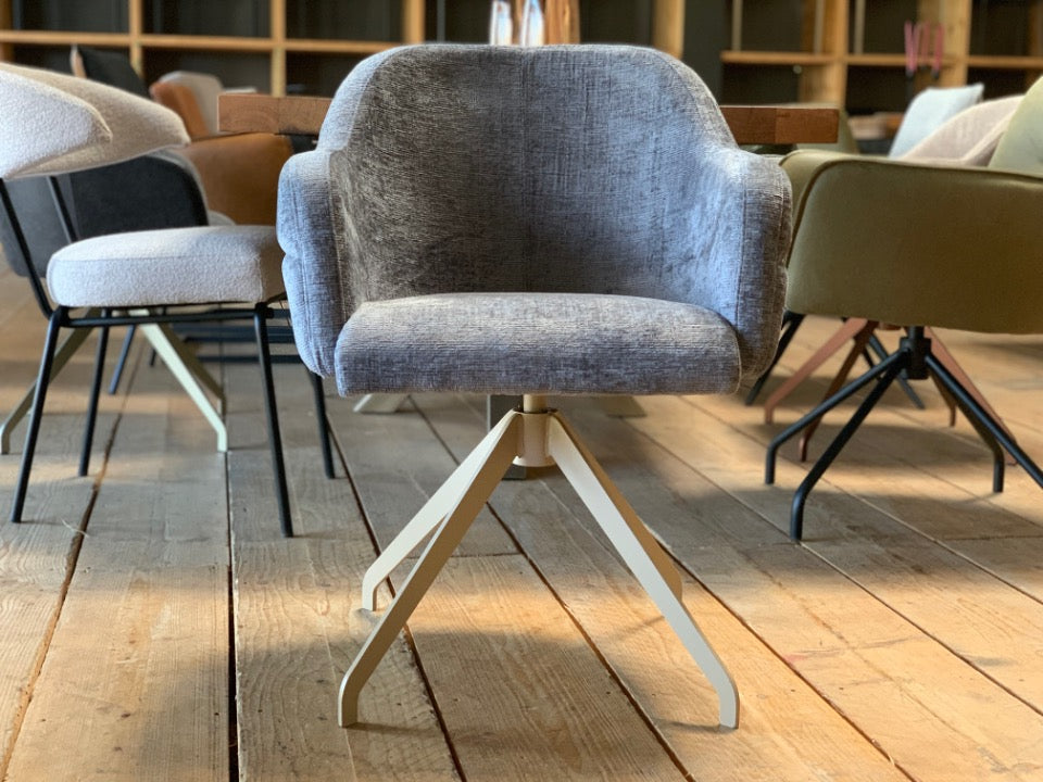 Esszimmer-Drehstuhl mit Stoffbezug in Rückansicht – weich gepolsterte, rund geformte Rückenlehne und elegantes Metallgestell in heller Ausführung für ein harmonisches und modernes Gesamtbild.