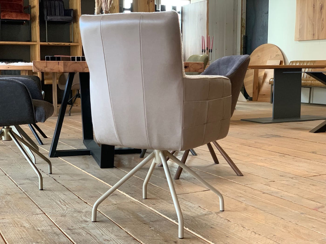 Esszimmer Drehstuhl hohe Rückenlehne: Rückansicht eines eleganten Drehstuhls mit hoher, glatter Rückenlehne aus Leder und gepolstertem Sitz aus Stoff, auf stabilem Metallgestell, ideal für moderne Esszimmer.