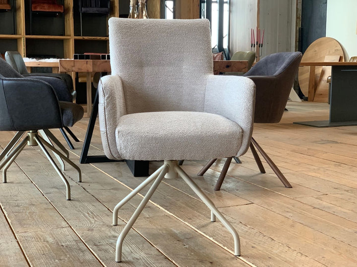 Esszimmer Drehstuhl hohe Rückenlehne: Vorderansicht eines komfortablen Drehstuhls mit hoher Rückenlehne und weichem Stoffbezug, auf stabilem Metall-Drehgestell, ideal für moderne Esszimmer.