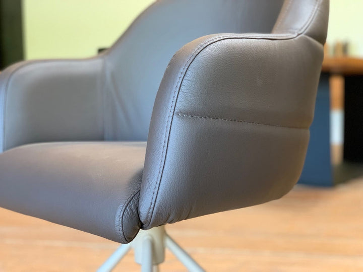 Detailaufnahme Esszimmer Leder Drehstuhl in Braun mit hochwertiger Nahtverarbeitung und gepolsterter Sitzschale im modernen Design