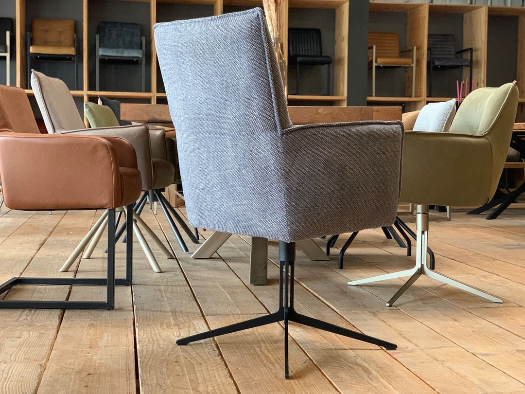Esszimmerstühle Drehstühle in moderner Rückansicht mit grauem Stoffbezug, ergonomischer Rückenlehne und stabilem Metallgestell, platziert an einem Holztisch in stilvollem Essbereich.