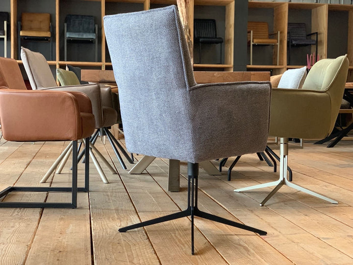 Esszimmerstühle Drehstühle in moderner Rückansicht mit grauem Stoffbezug, ergonomischer Rückenlehne und stabilem Metallgestell, platziert an einem Holztisch in stilvollem Essbereich.