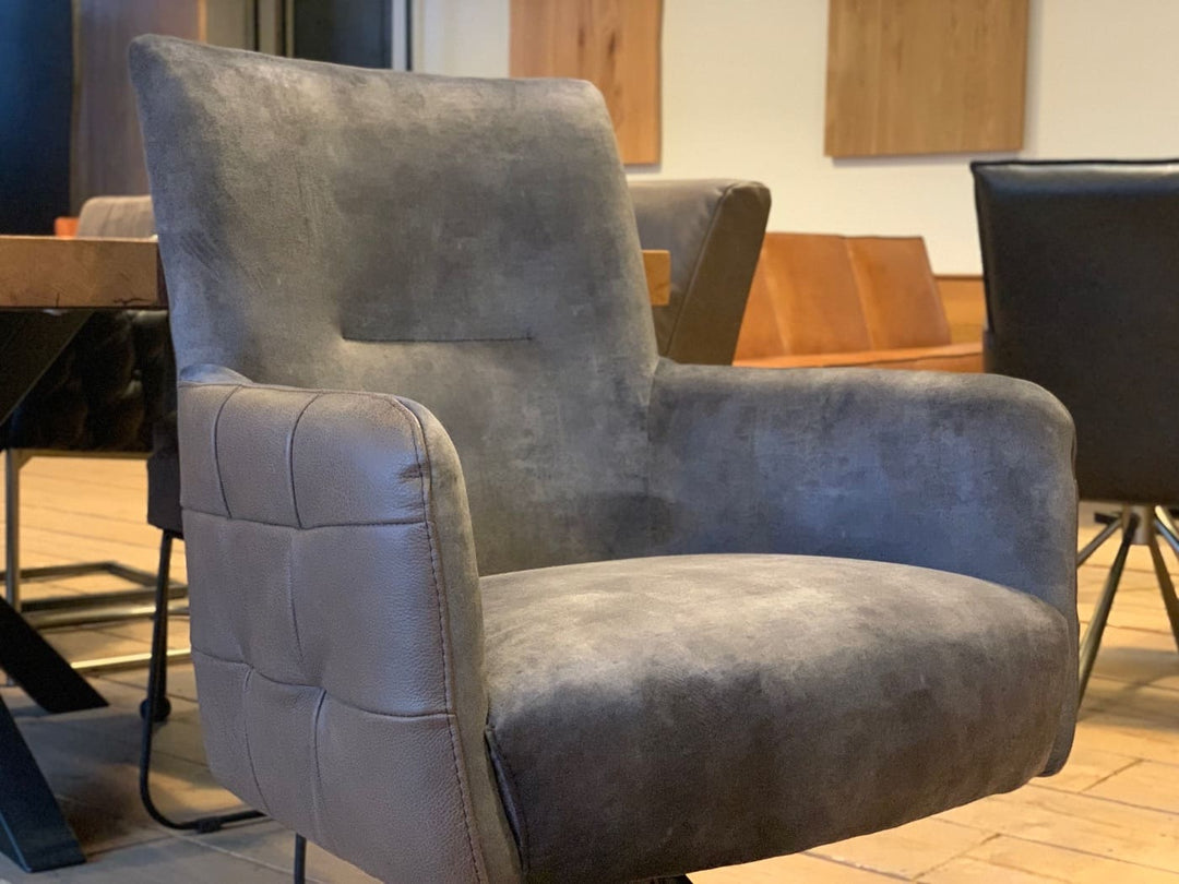 Esszimmerstuhl Drehstuhl: Detailaufnahme der gepolsterten Sitzschale mit weicher Oberfläche in Lederoptik und formschöner Armlehne, ideal für moderne Esszimmer.
