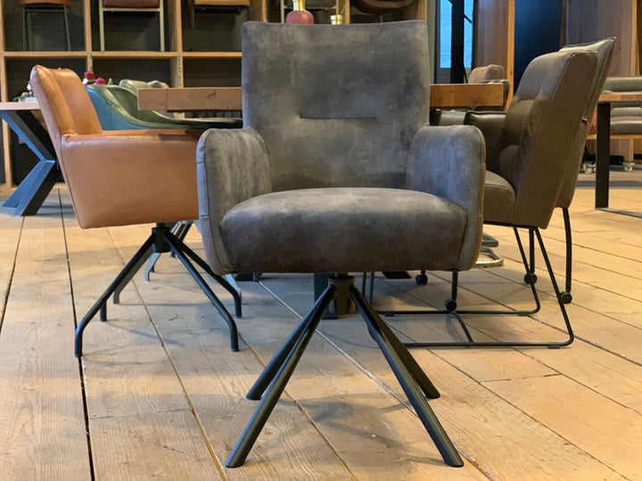 Esszimmerstuhl Drehstuhl: Vorderansicht eines modernen Drehstuhls mit gepolstertem Sitz und Rückenlehne in Lederoptik, auf stabilem Metall-Drehgestell, ideal für stilvolle Esszimmer.