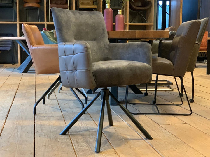 Esszimmerstuhl Drehstuhl: Moderner Drehstuhl mit gepolstertem Sitz und Rückenlehne in Lederoptik, auf stabilem Metall-Drehgestell, kombiniert mit stilvollen Esszimmerstühlen an einem Holztisch im modernen Wohnambiente.