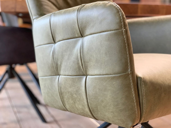 Esszimmerstuhl Leder Hochlehner drehbar HR119D – Detailaufnahme der markanten Karo-Steppung auf der Außenseite der Rückenlehne mit hochwertigem Echtleder und präzise gearbeiteten Nähten; die strukturierte Polsterung unterstreicht das elegante Design und die exklusive Verarbeitung.