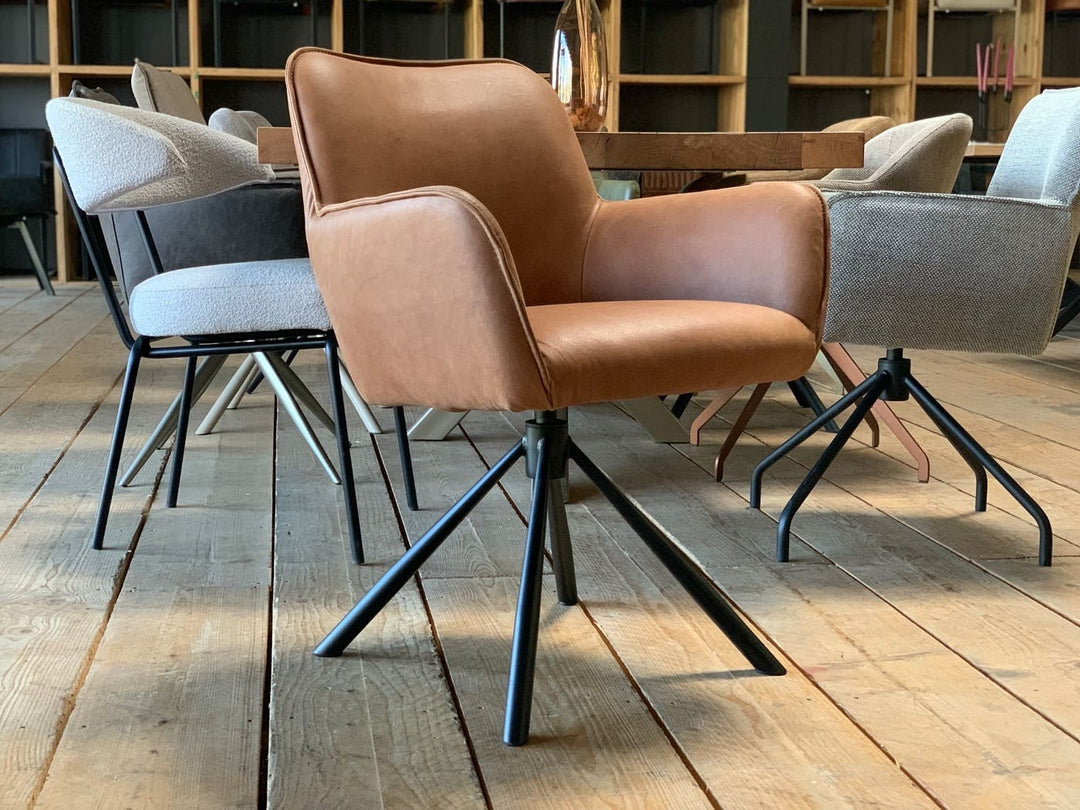 Esszimmerstuhl drehbar Leder in Cognac mit Armlehnen und schwarzem Metallgestell im modernen Design