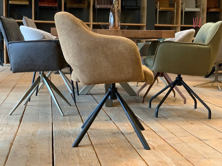 Esszimmerstuhl mit Drehfunktion in Seitenansicht – ergonomisch geformte Sitzschale mit angenehmer Polsterung und ein stabiles schwarzes Metallgestell für modernen Sitzkomfort.