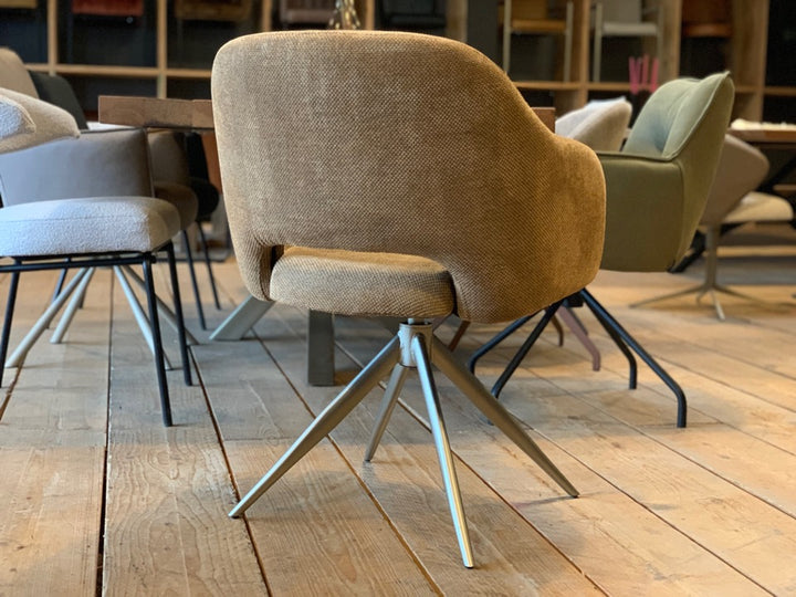 Moderner Esszimmerstuhl mit Drehfunktion in eleganter Rückansicht. Der hochwertige Stoffbezug in warmem Beige und die weich gepolsterte Rückenlehne sorgen für ein harmonisches Erscheinungsbild und hohen Komfort. Das filigrane Metallgestell in hellem Finish verleiht dem Stuhl eine leichte, moderne Optik und garantiert gleichzeitig Stabilität – perfekt für stilvolle Essbereiche.