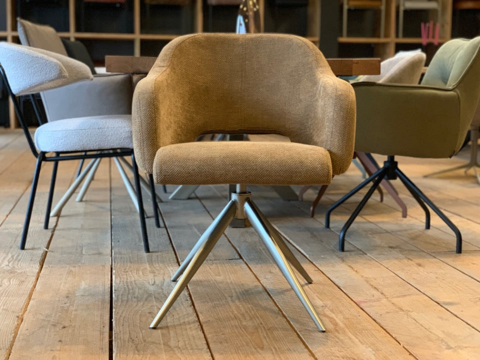Moderner Esszimmerstuhl mit Drehfunktion in eleganter Rückansicht. Der hochwertige Stoffbezug in warmem Beige und die weich gepolsterte Rückenlehne sorgen für ein harmonisches Erscheinungsbild und hohen Komfort. Das filigrane Metallgestell in hellem Finish verleiht dem Stuhl eine leichte, moderne Optik und garantiert gleichzeitig Stabilität – perfekt für stilvolle Essbereiche.