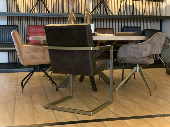 Seitenrückansicht eines Freischwinger-Lederstuhls mit schwarzem Glattleder und minimalistischem Gestell in Edelstahloptik.