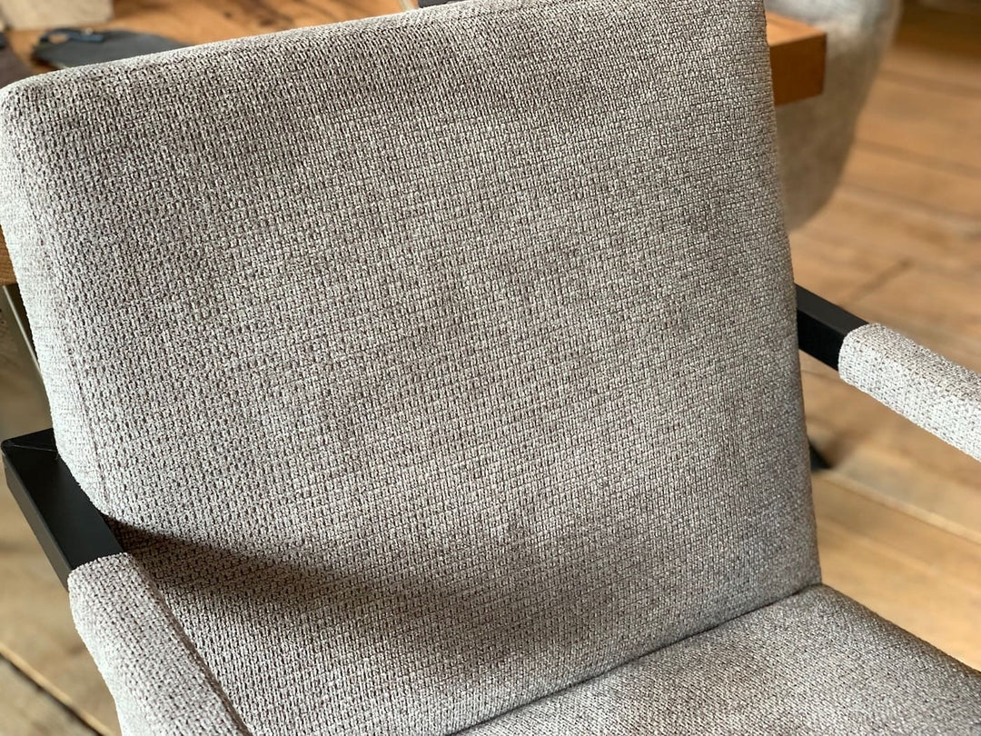 Grobgewebter, melierter Hellgrau‑Beige Stoff mit feiner Körnung und dezenter Struktur, die dem Rückenpolster eine lebendige, natürliche Optik verleiht.