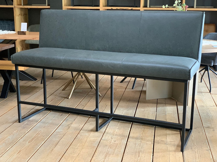 Moderne Hochbank aus Leder mit dunkelgrauem Bezug und stabilem schwarzem Metallgestell im Industrial-Stil, ideal für Essbereich oder Küche.
