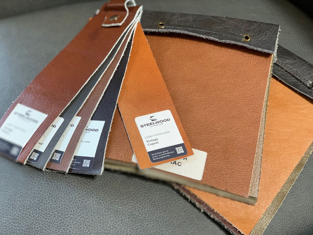 Detailaufnahme von hochwertigen Ledermustern in verschiedenen Farben und Strukturen, übersichtlich aufgefächert zur Auswahl für individuell gestaltbare Drehstühle.