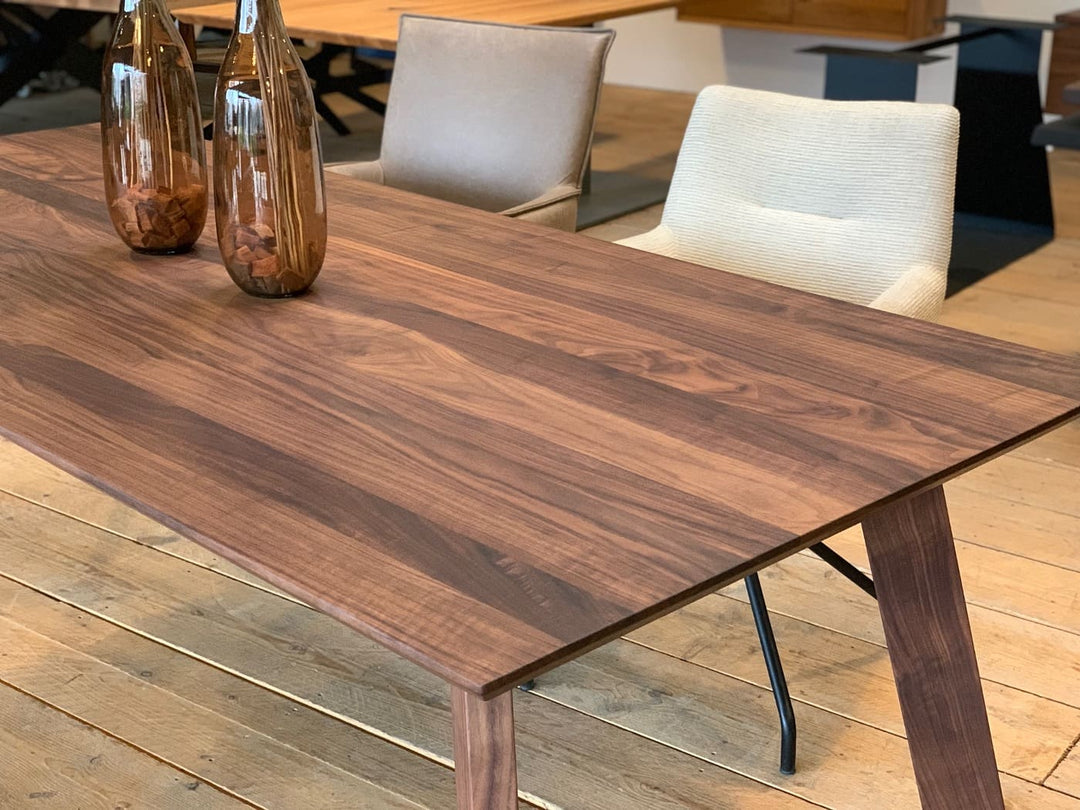 Detailansicht Holz Esstisch Nussbaum Stina 