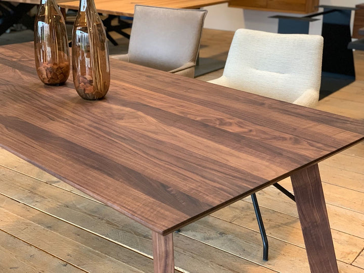 Detailansicht Holz Esstisch Nussbaum Stina 