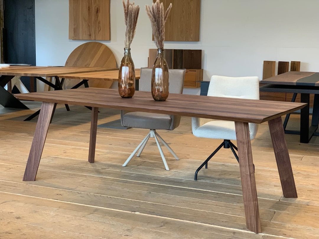 Holz Esstisch Nussbaum Stina – Individuell nach Maß gefertigt – Steelwood Interior