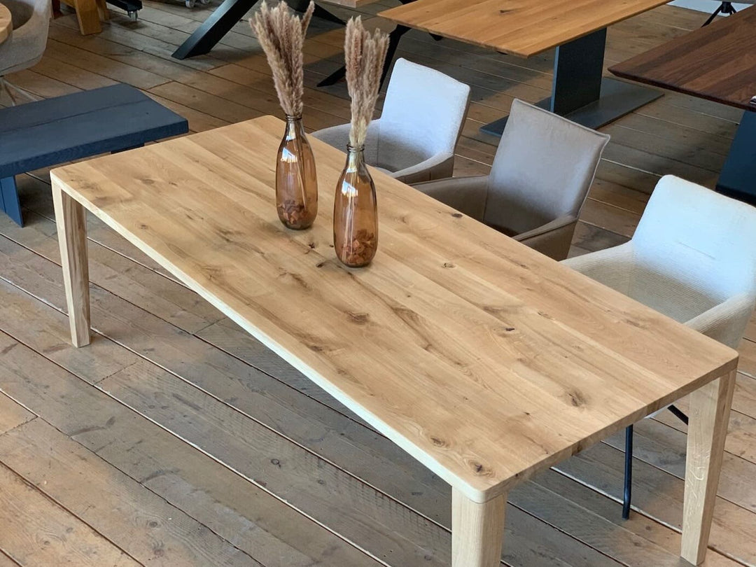 Draufsicht auf die Tischplatte Eiche Holztisch Eiche Luna mit Holzbeinen
