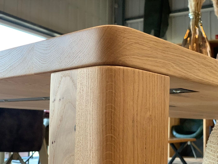 Detail Holztisch Eiche Luna Rundung Tischbeine