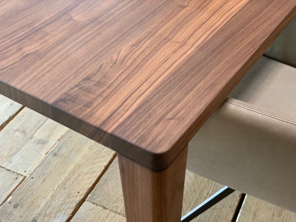 Detail Ecken Tischplatte gerundet Nussbaum Holztisch 