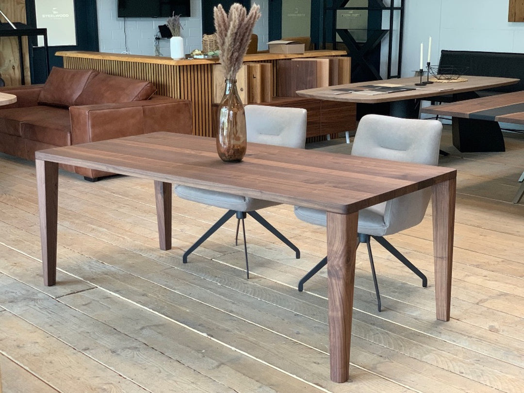Holztisch Nussbaum Luna mit Holzbeinen im modernen Design