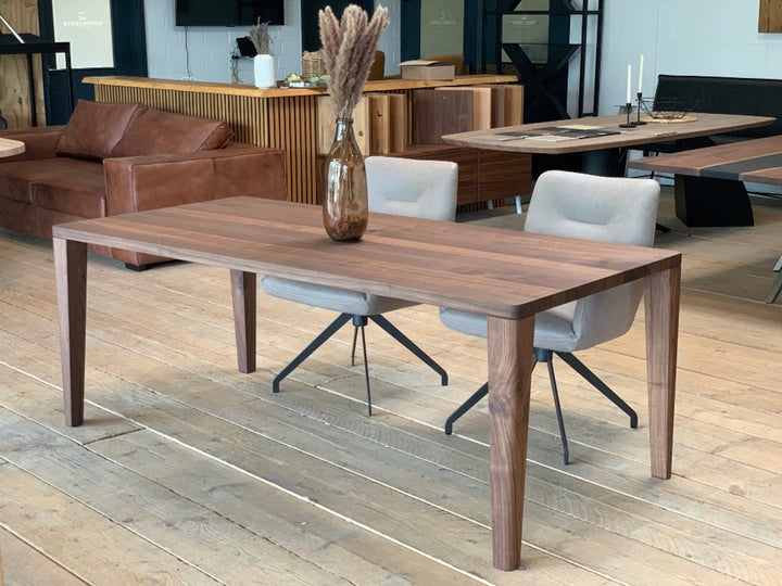 Holztisch Nussbaum Luna mit Holzbeinen im modernen Design