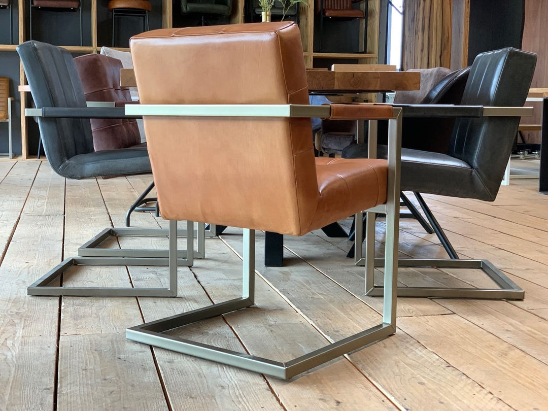 Industrial Freischwinger Leder Rueckseite Lederfarbe Cognac und Untergestellfarbe Silber