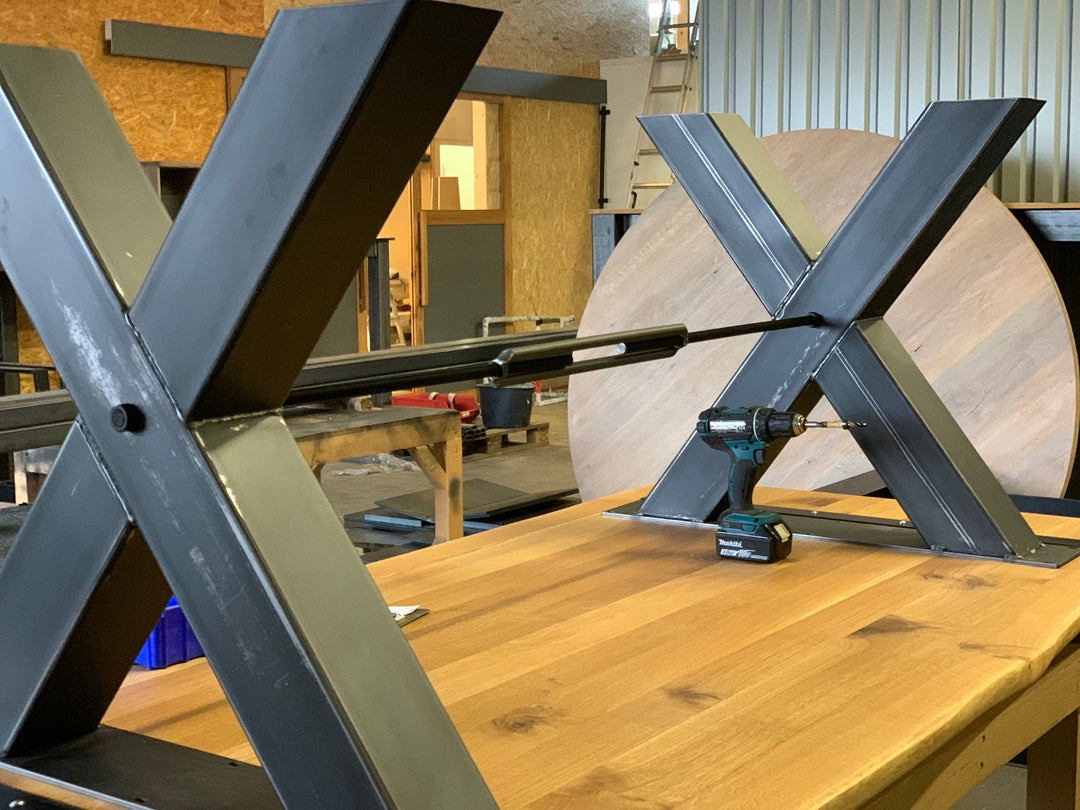 Kreuz Tischgestell Metall Carlo Werkstatt  Aufnahme aus der Endmontage 