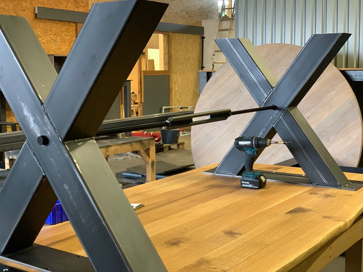Kreuz Tischgestell Metall Carlo Werkstatt  Aufnahme aus der Endmontage 